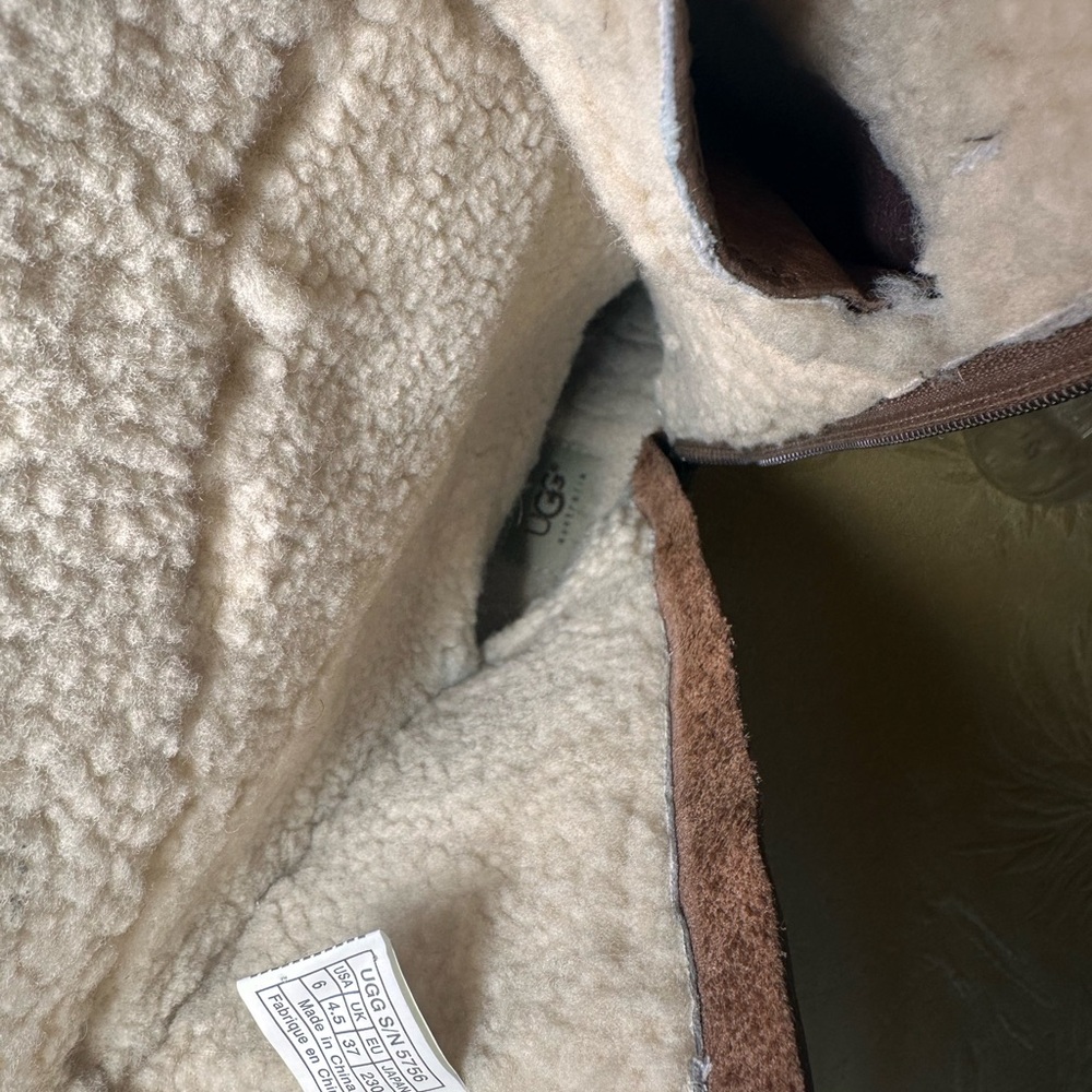 UGG Wedge Boot
Size 6 - Picture 8 of 10